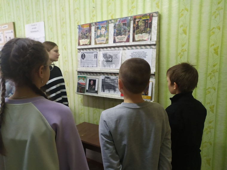 Книжная выставка «День Героев Отечества».